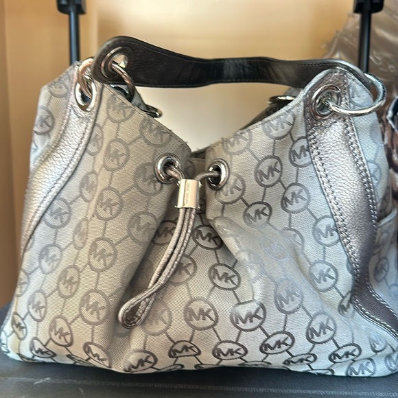 Michael Kors Handbags - MICHAEL KHORS GREY SIGNATURE MAGNETIC CLOSURE SHOULDER BAG.